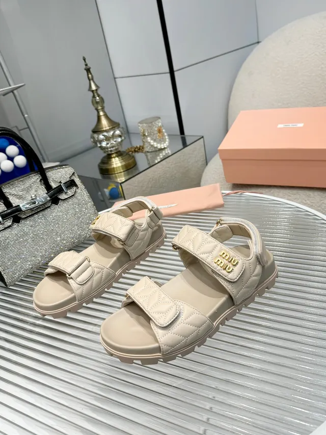 Miu Miu Wander White Gold جلد مبطن حزام مزدوج إغلاق بقفل صندل كاجوال 5