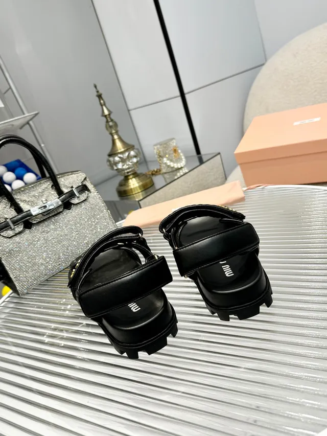 Miu Miu Wander White Gold جلد مبطن حزام مزدوج إغلاق بقفل صندل كاجوال 6