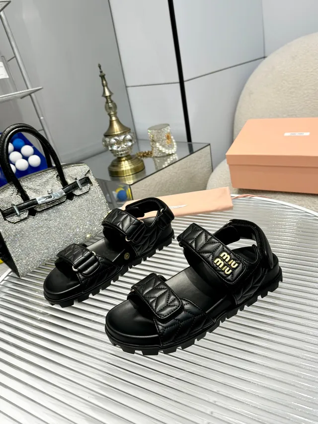 Miu Miu Wander White Gold جلد مبطن حزام مزدوج إغلاق بقفل صندل كاجوال 7