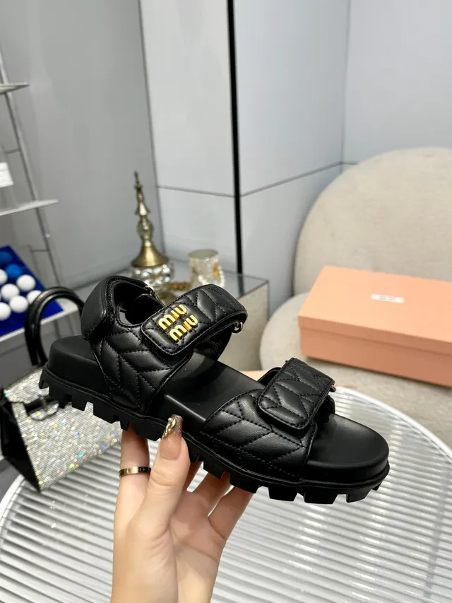 Miu Miu Wander White Gold جلد مبطن حزام مزدوج إغلاق بقفل صندل كاجوال 8