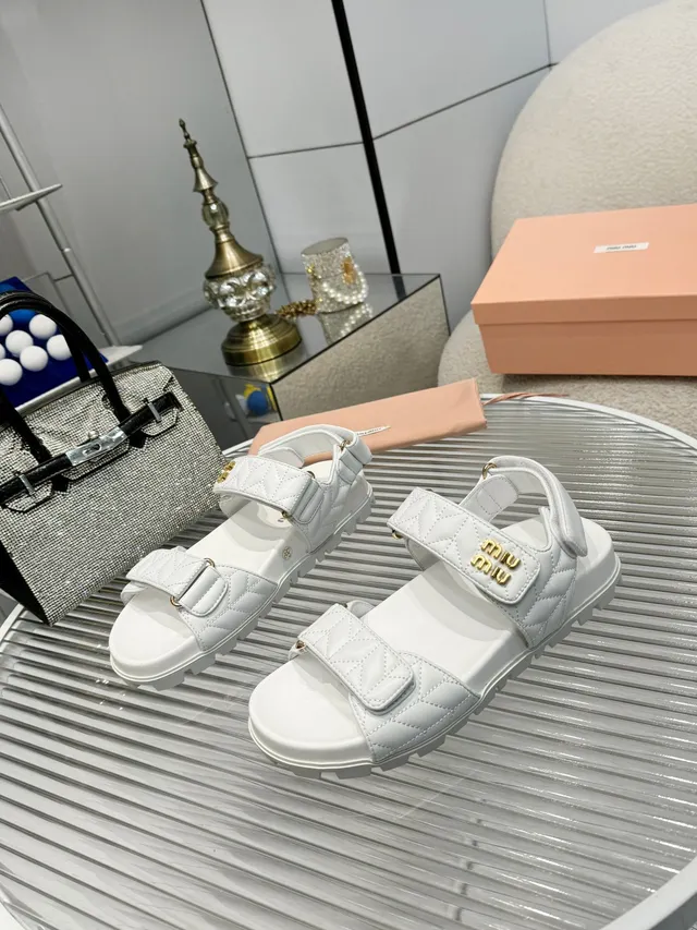 Miu Miu Wander White Gold جلد مبطن حزام مزدوج إغلاق بقفل صندل كاجوال 9
