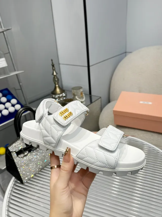 Miu Miu Wander White Gold جلد مبطن حزام مزدوج إغلاق بقفل صندل كاجوال 10