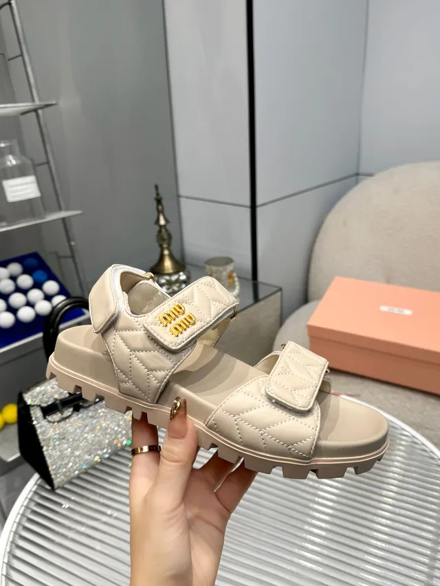 Miu Miu Wander White Gold جلد مبطن حزام مزدوج إغلاق بقفل صندل كاجوال 11