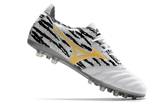 Mizuno Chaussures de soccer à crampons fermes, basses, à lacets, boîte à orteils matelassée, blanc et noir 2