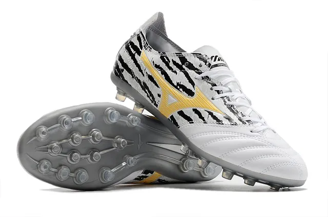 Mizuno Chaussures de soccer à crampons fermes, basses, à lacets, boîte à orteils matelassée, blanc et noir 4