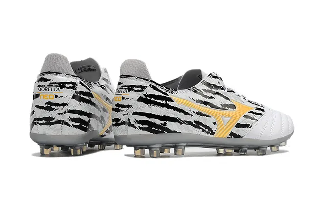 Mizuno Chaussures de soccer à crampons fermes, basses, à lacets, boîte à orteils matelassée, blanc et noir 5
