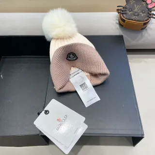 Moncler বেজ সাদা দ্বিটোন রিবড নিট ফ্যাক্স ফার পম-পম বিনি