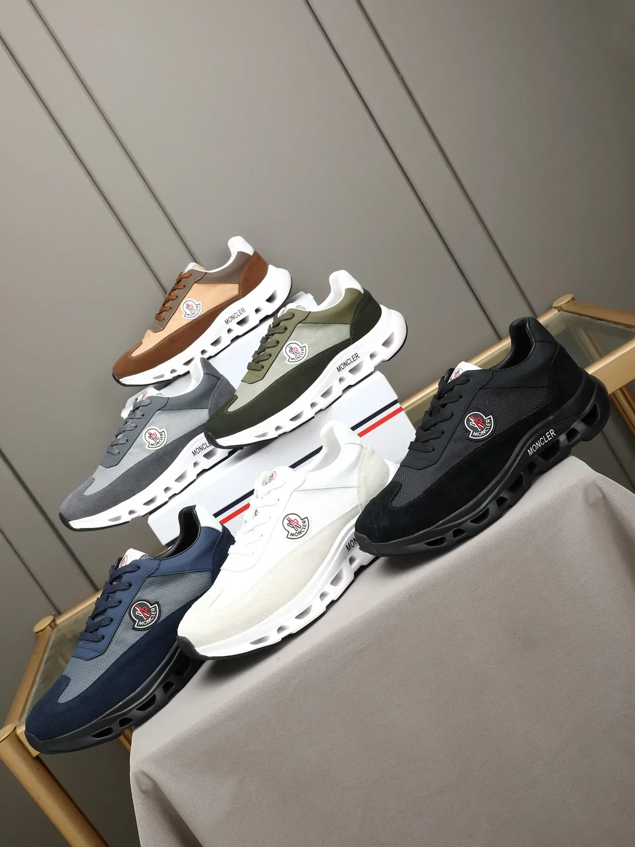 Moncler Sapatilhas Lifestyle de Camurça Preta e Malha Superior Esculpidas Perfuradas com Sola Intermediária 2