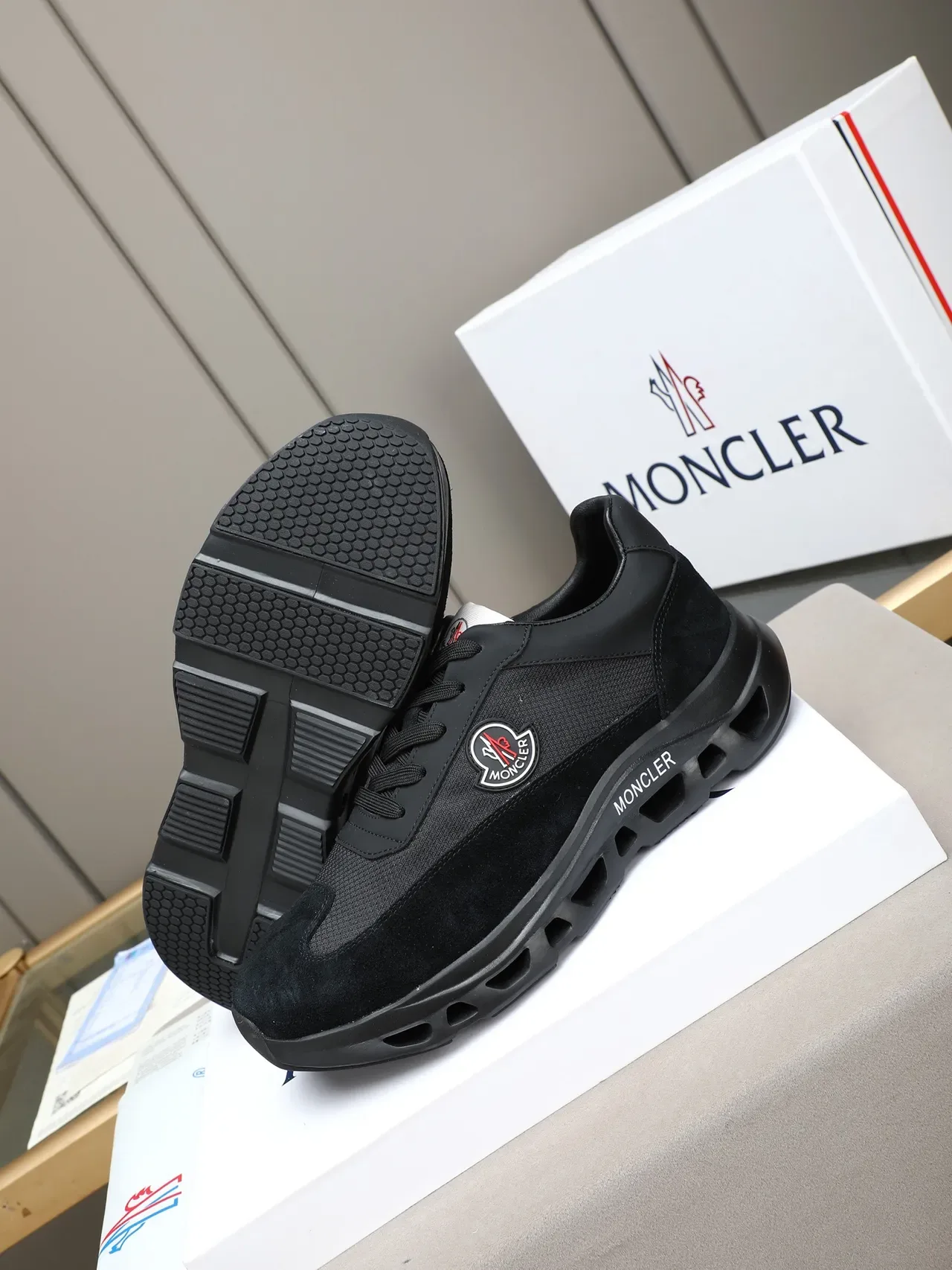Moncler Sapatilhas Lifestyle de Camurça Preta e Malha Superior Esculpidas Perfuradas com Sola Intermediária 4