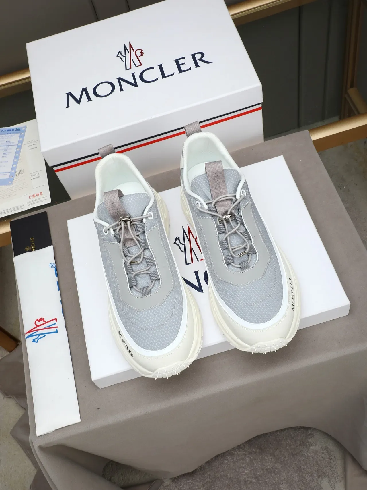 Moncler أحذية رياضية رمادي أبيض شبك خفيف كعب منحوت 2