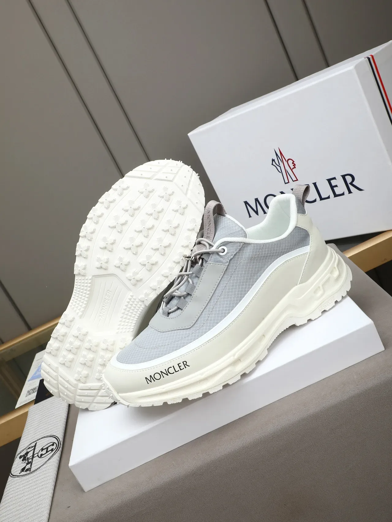 Moncler أحذية رياضية رمادي أبيض شبك خفيف كعب منحوت 4