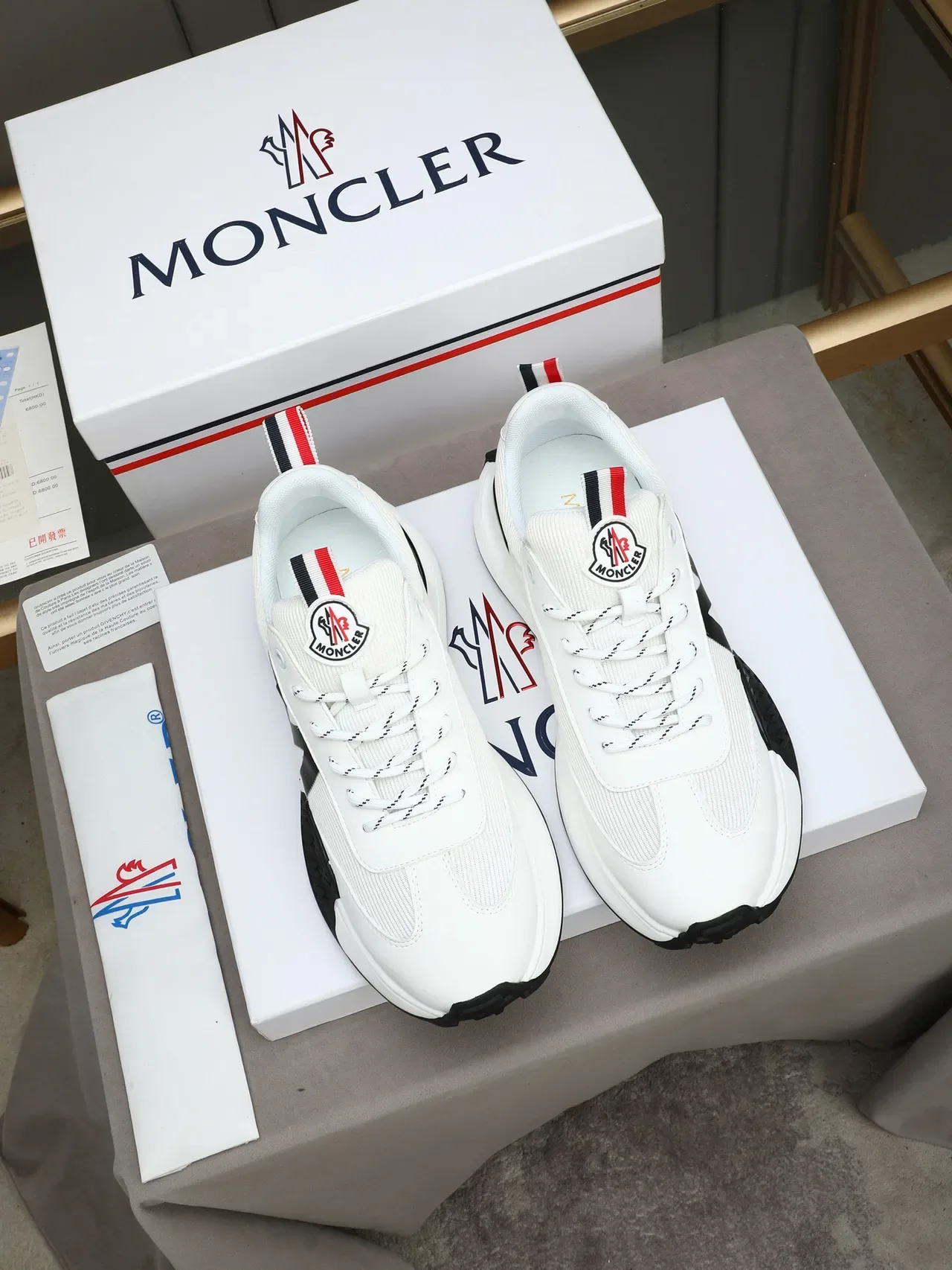 Moncler Runaway Tênis Chunky Brancos Pretos com Bordas Vermelho-Branco-Azul 2