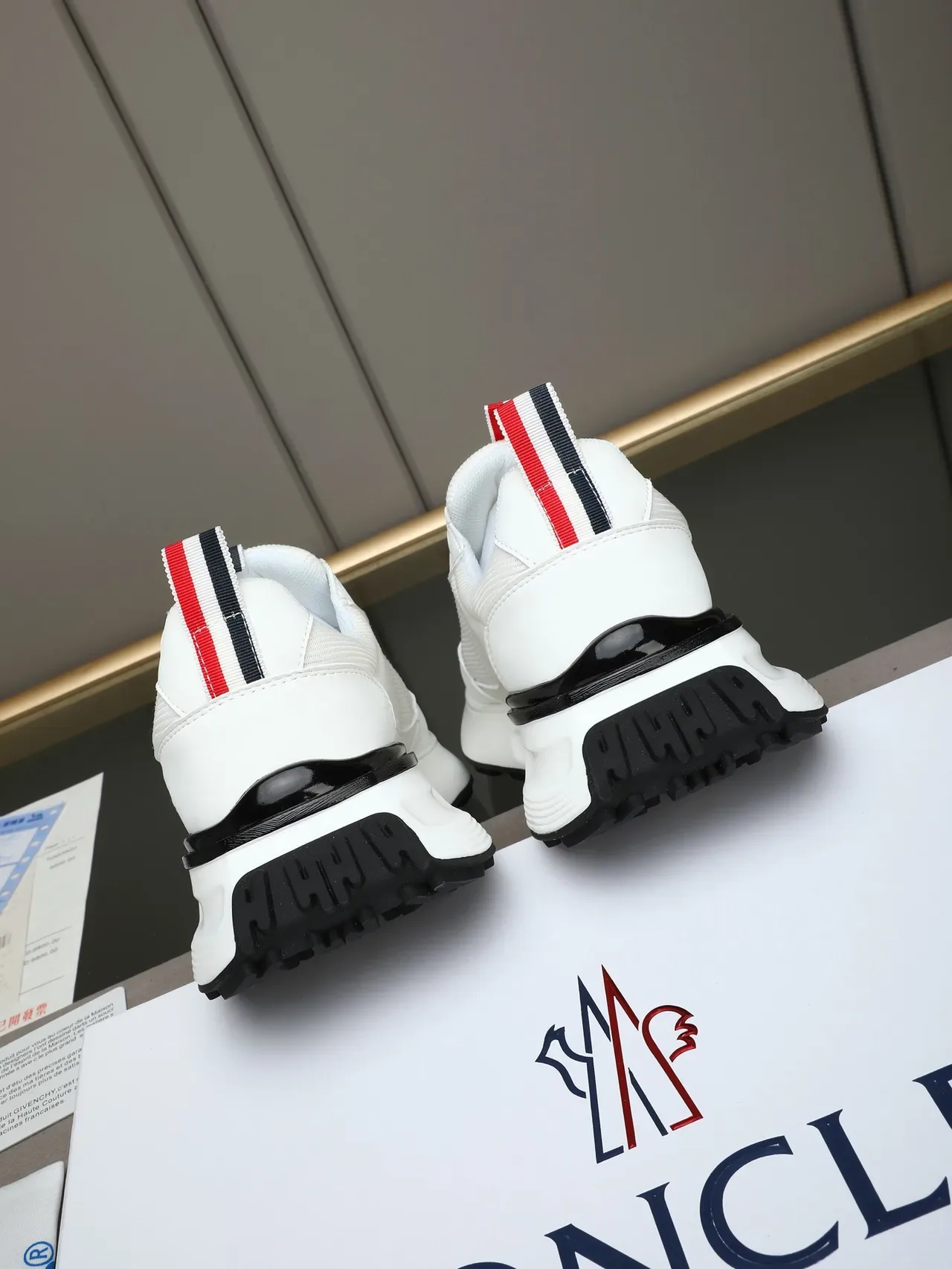 Moncler Runaway Tênis Chunky Brancos Pretos com Bordas Vermelho-Branco-Azul 3
