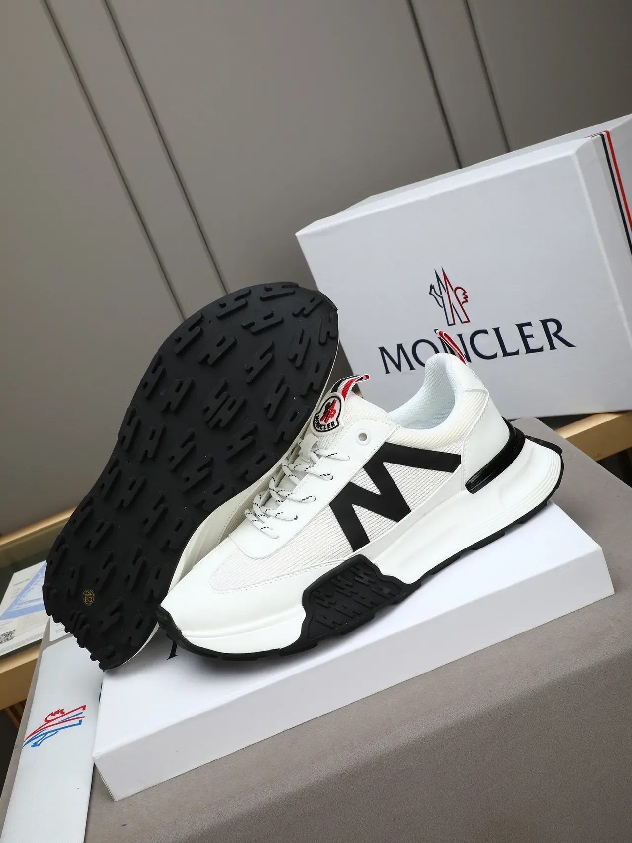 Moncler Runaway Tênis Chunky Brancos Pretos com Bordas Vermelho-Branco-Azul 4