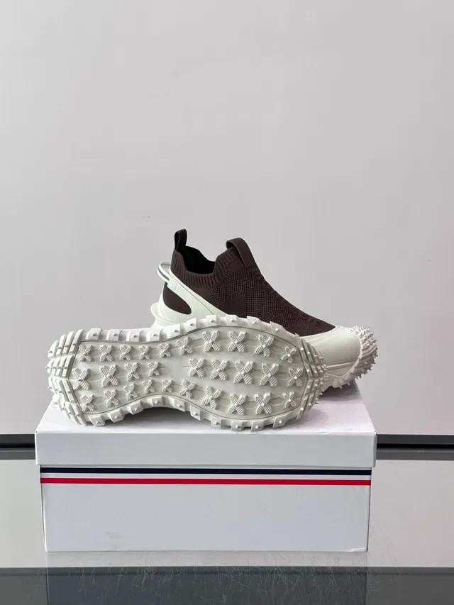 Moncler সাদা কালো স্লিপ-অন সক-ফিট নিট আপার স্কাল্প্টেড সোল চাঙ্কি স্নীকার 2