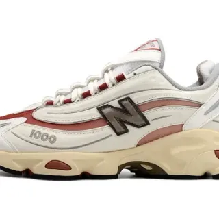 New Balance 1000 ऑफ-व्हाइट और रेड चंकी स्नीकर