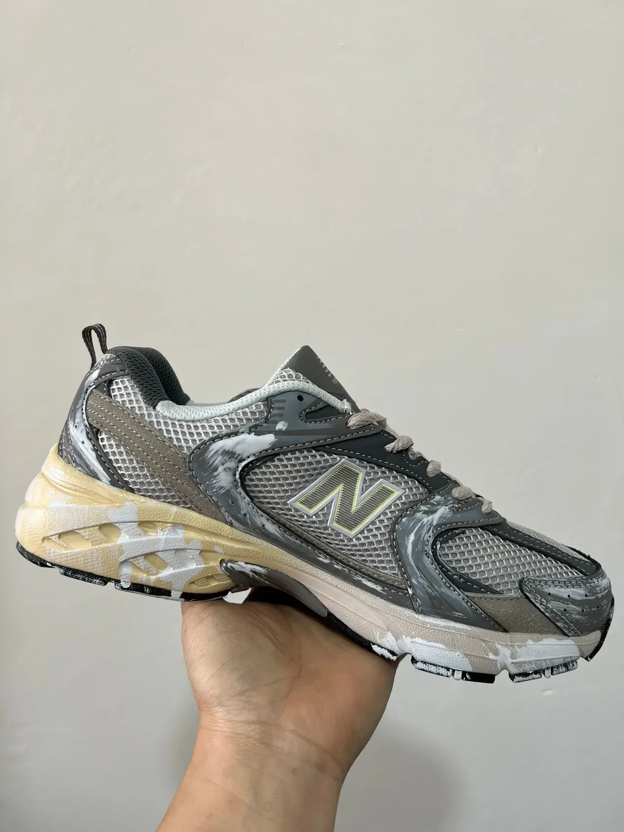 New Balance 530 Zapatillas lifestyle gris beige con salpicaduras de pintura 3