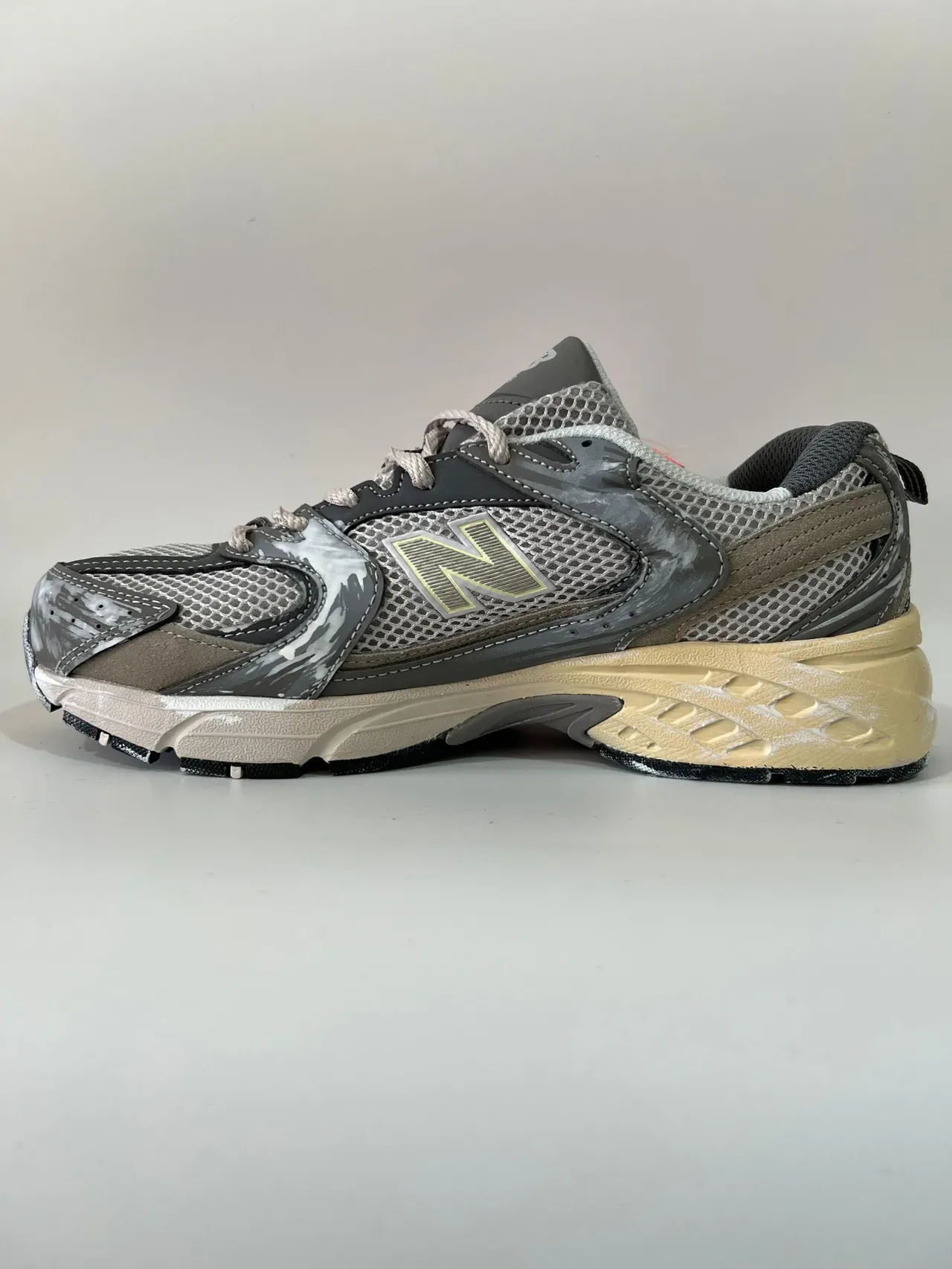 New Balance 530 Zapatillas lifestyle gris beige con salpicaduras de pintura 4