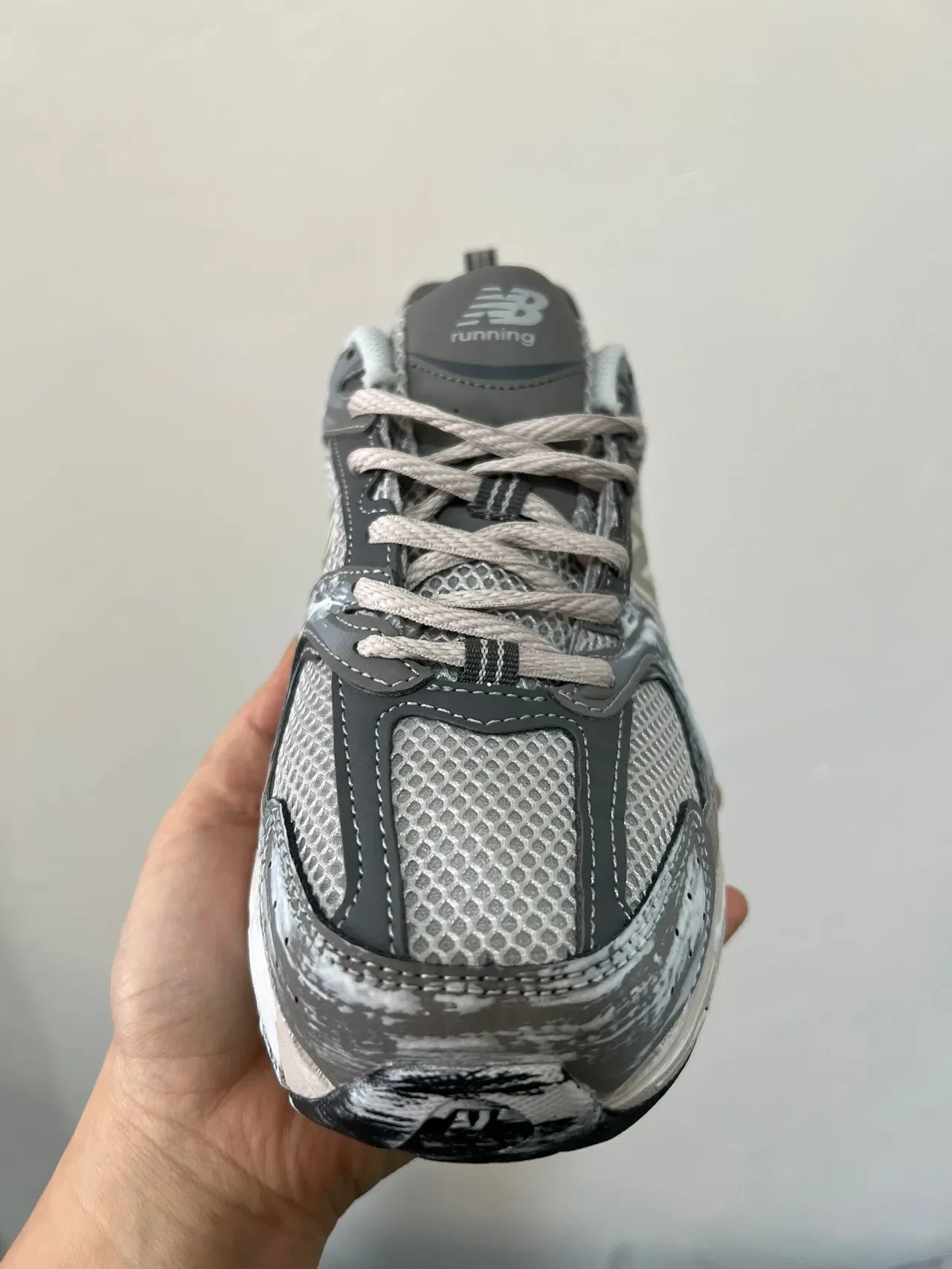 New Balance 530 Zapatillas lifestyle gris beige con salpicaduras de pintura 5