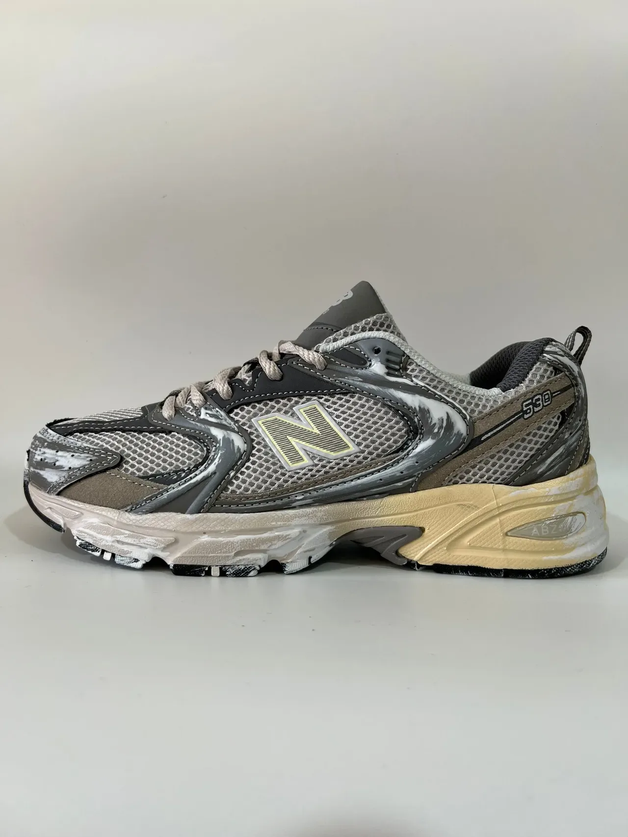 New Balance 530 Zapatillas lifestyle gris beige con salpicaduras de pintura 6