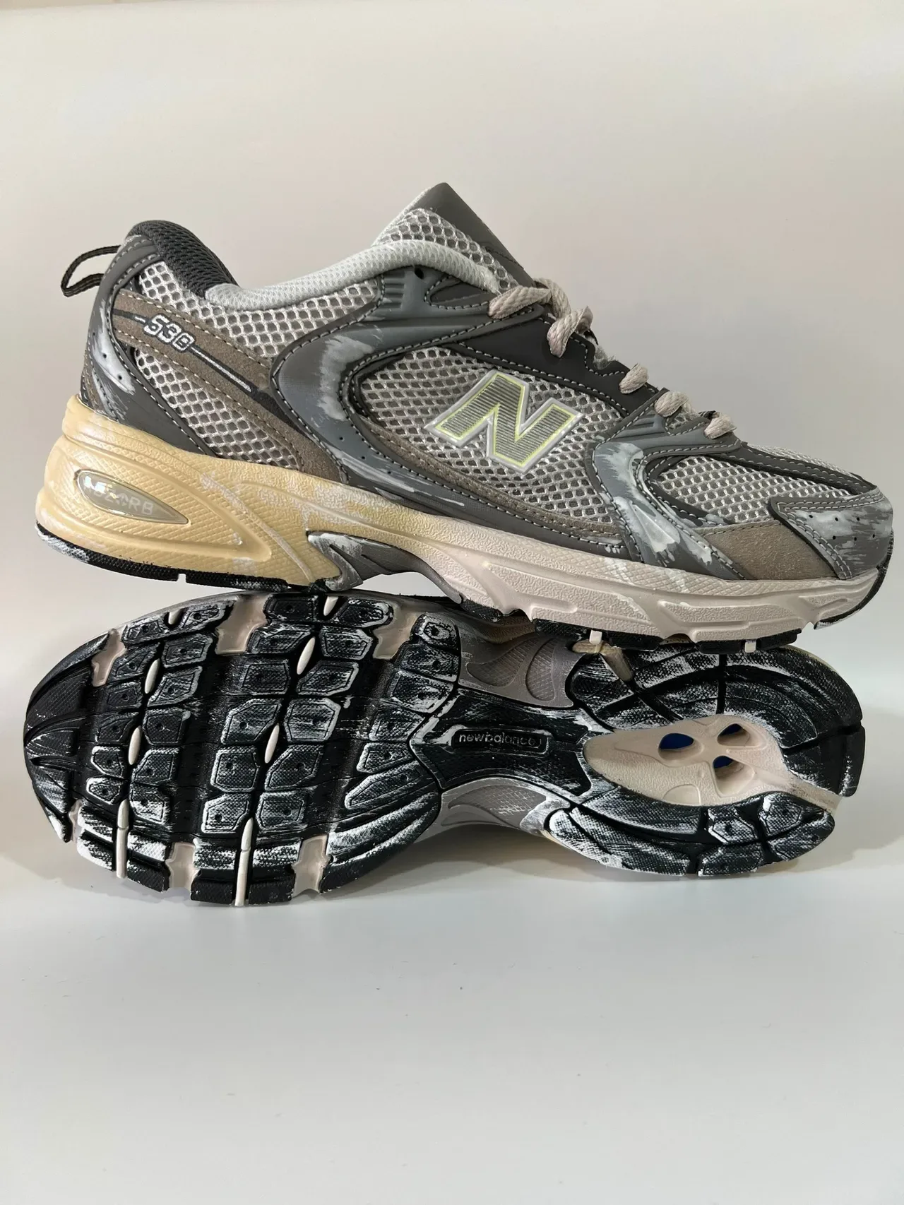 New Balance 530 Zapatillas lifestyle gris beige con salpicaduras de pintura 7