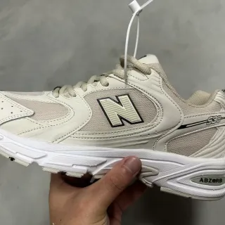 New Balance 530 Off-White 和黑色生活方式运动鞋