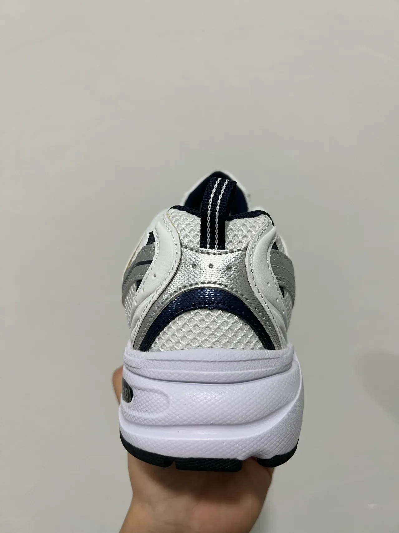 New Balance 530 Tênis Lifestyle Branco Prateado Marinho 2