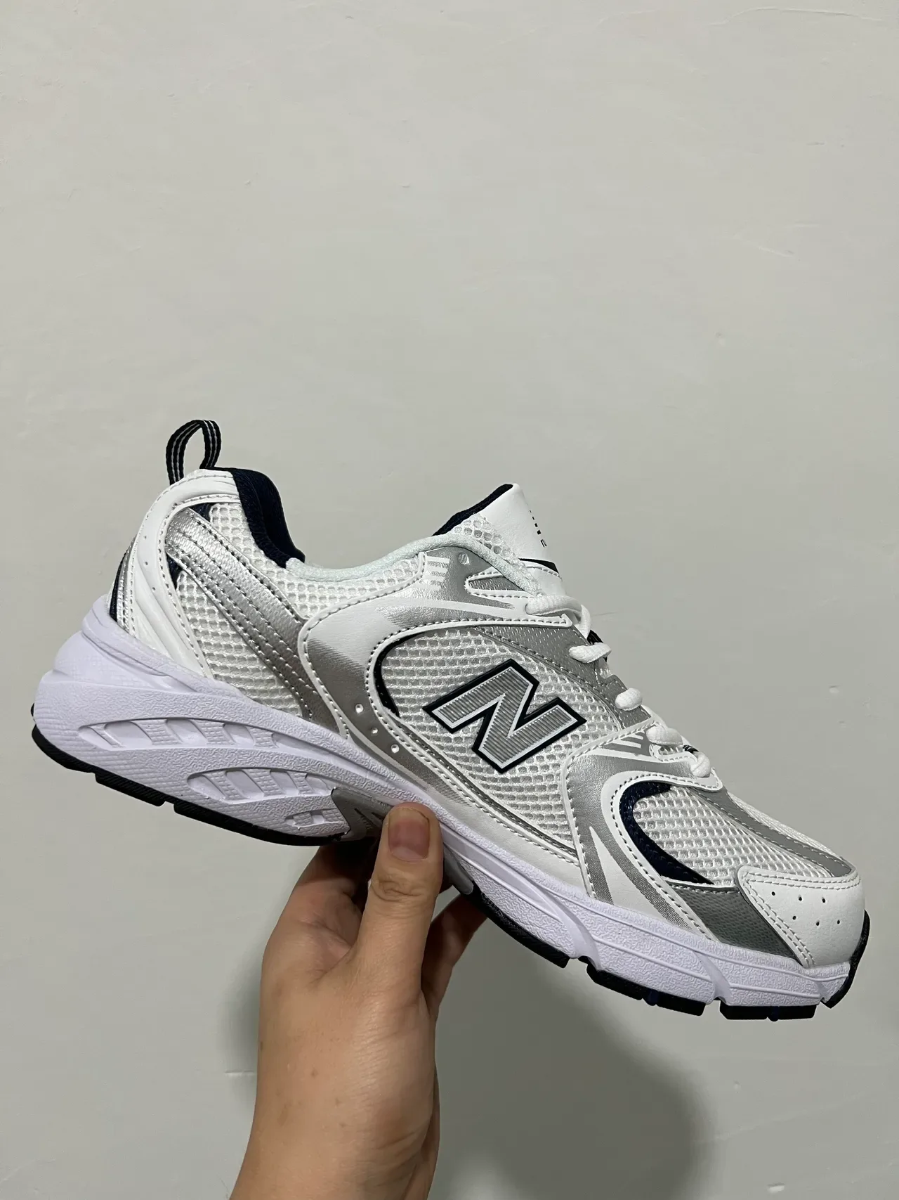 New Balance 530 Tênis Lifestyle Branco Prateado Marinho 3