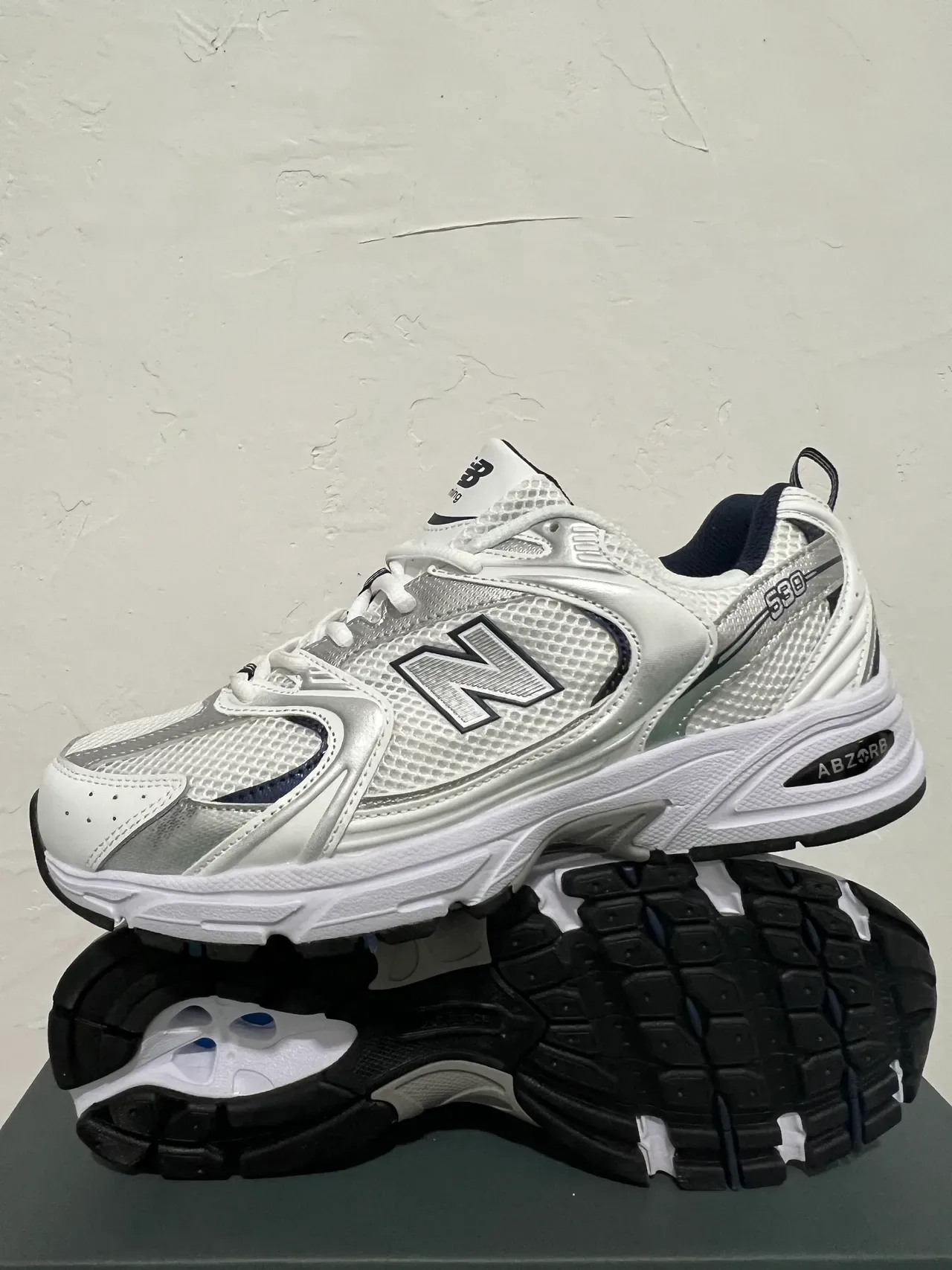New Balance 530 Tênis Lifestyle Branco Prateado Marinho 5