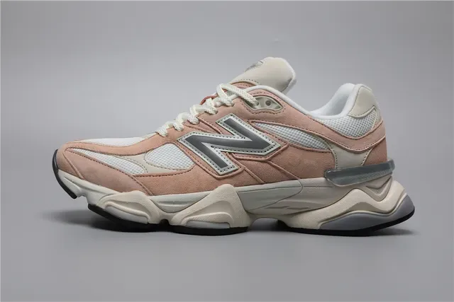 New Balance 9060 Chaussures Lifestyle Rose Poussière et Blanc Cassé 9