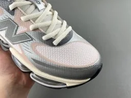 New Balance 9060 حذاء رياضي للأسلوب الحياتي وردي رمادي 2