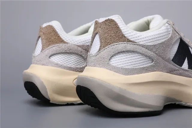 New Balance বেইজ ব্ল্যাক চাঙ্কি স্কাল্প্টেড মিডসোল সুয়েড এবং মেশ আপার লাইফস্টাইল স্নিকার্স 2
