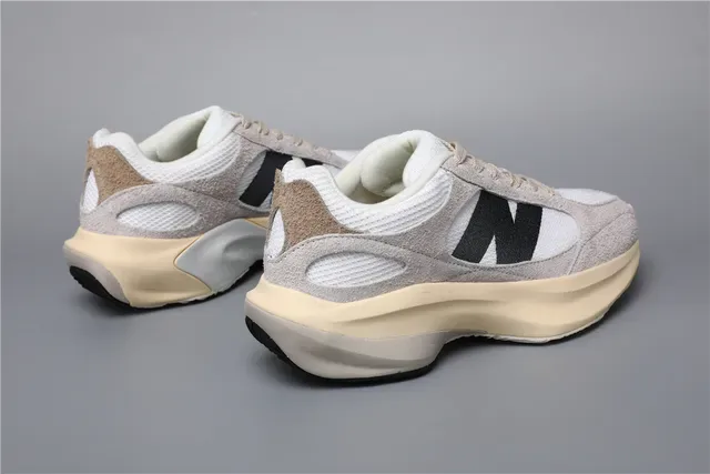 New Balance বেইজ ব্ল্যাক চাঙ্কি স্কাল্প্টেড মিডসোল সুয়েড এবং মেশ আপার লাইফস্টাইল স্নিকার্স 3