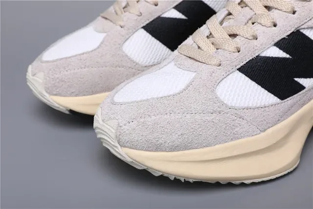 New Balance বেইজ ব্ল্যাক চাঙ্কি স্কাল্প্টেড মিডসোল সুয়েড এবং মেশ আপার লাইফস্টাইল স্নিকার্স 4