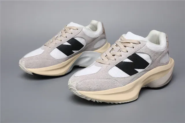 New Balance বেইজ ব্ল্যাক চাঙ্কি স্কাল্প্টেড মিডসোল সুয়েড এবং মেশ আপার লাইফস্টাইল স্নিকার্স 5
