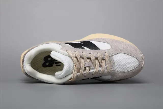 New Balance বেইজ ব্ল্যাক চাঙ্কি স্কাল্প্টেড মিডসোল সুয়েড এবং মেশ আপার লাইফস্টাইল স্নিকার্স 7