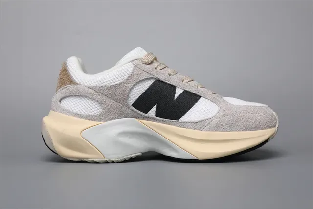 New Balance বেইজ ব্ল্যাক চাঙ্কি স্কাল্প্টেড মিডসোল সুয়েড এবং মেশ আপার লাইফস্টাইল স্নিকার্স 8