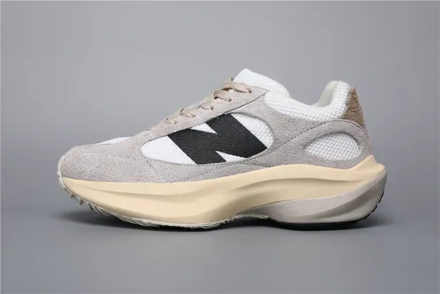 New Balance বেইজ ব্ল্যাক চাঙ্কি স্কাল্প্টেড মিডসোল সুয়েড এবং মেশ আপার লাইফস্টাইল স্নিকার্স 9