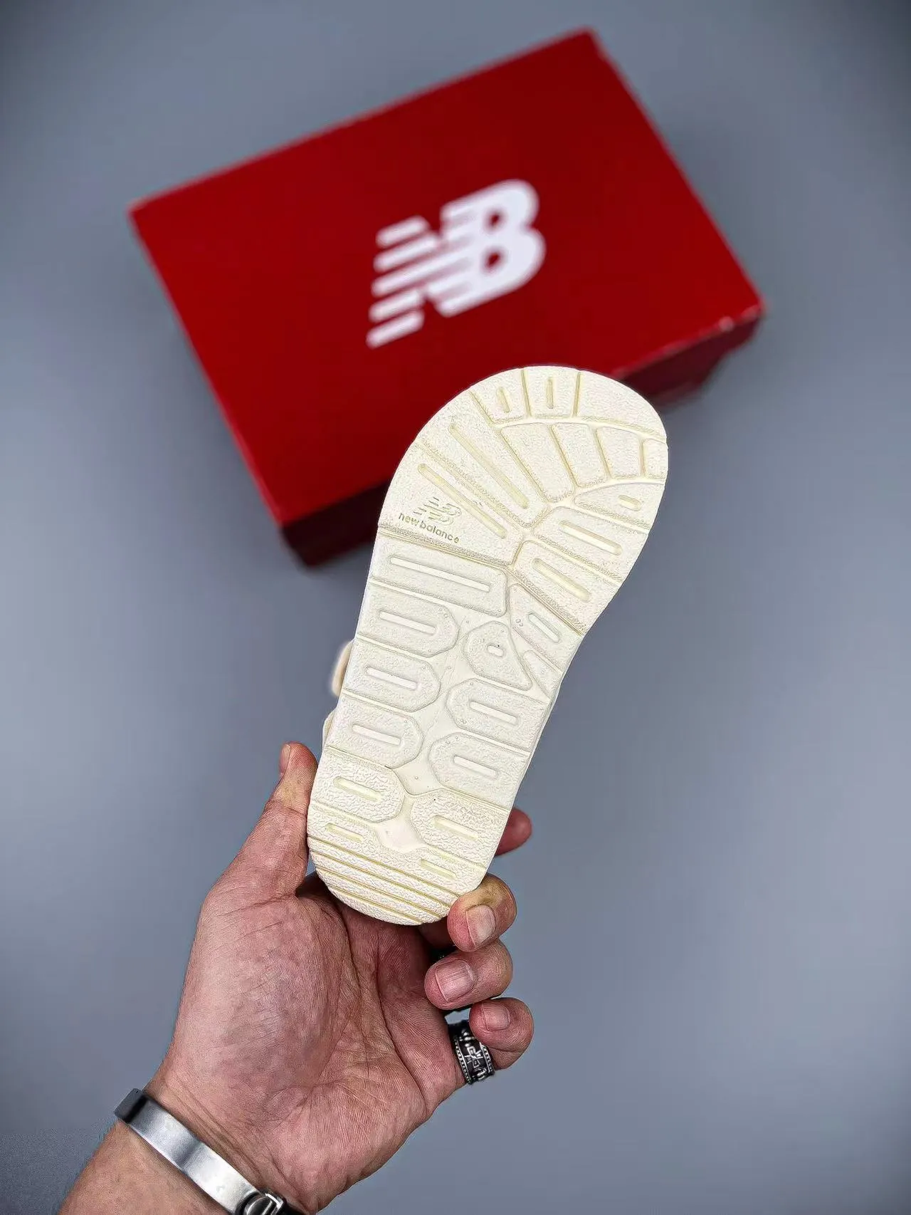 Sandálias casuais New Balance bege multicolor malha superior tiras velcro 10
