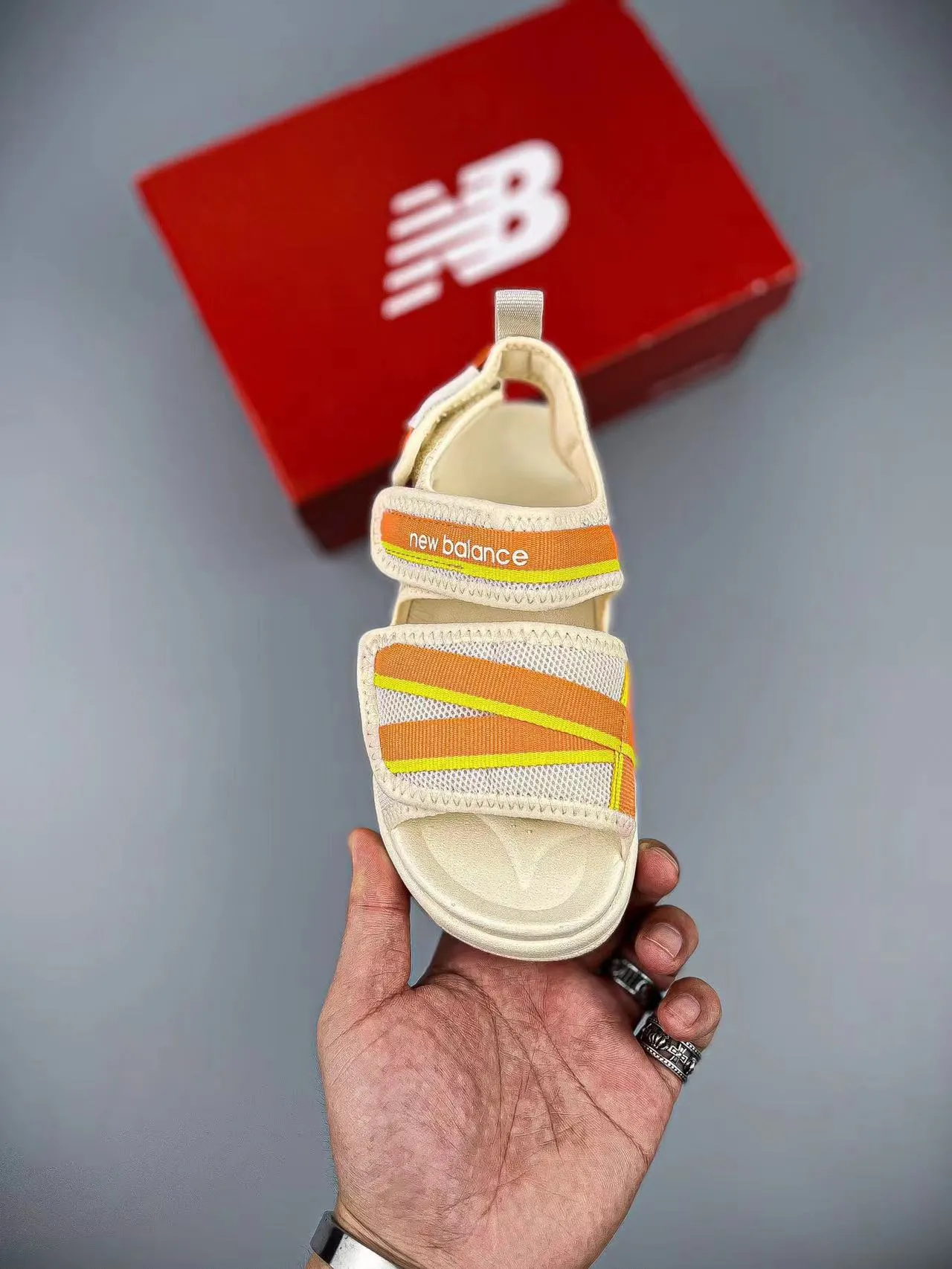Sandálias casuais New Balance bege multicolor malha superior tiras velcro 12