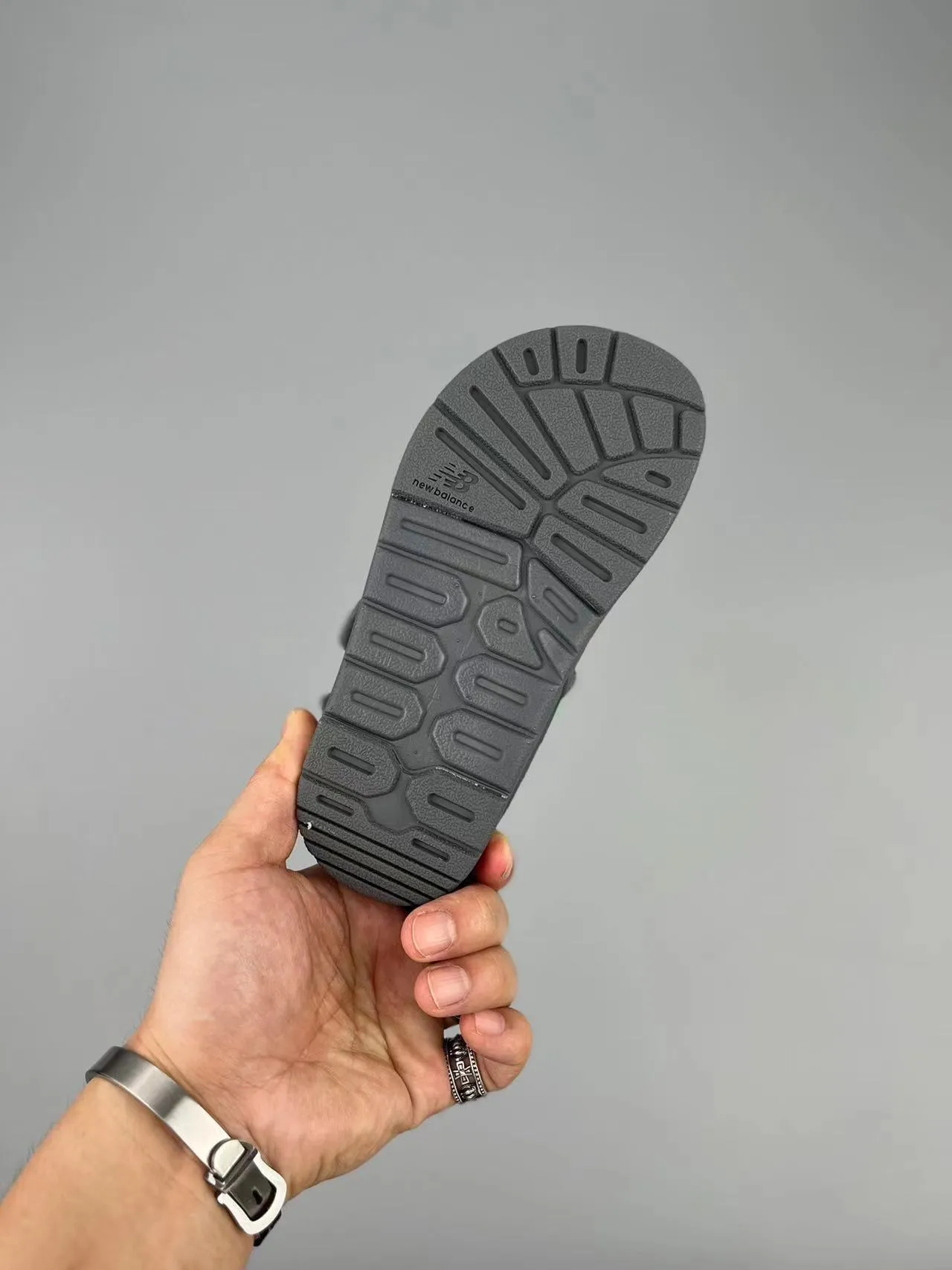 Sandálias casuais New Balance bege multicolor malha superior tiras velcro 21