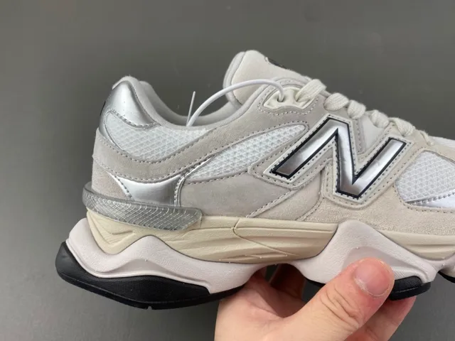 New Balance Beige Plata Silueta Metálica N Logo Zapatillas Chunky 3