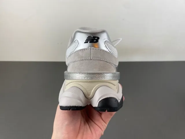 New Balance Beige Plata Silueta Metálica N Logo Zapatillas Chunky 4