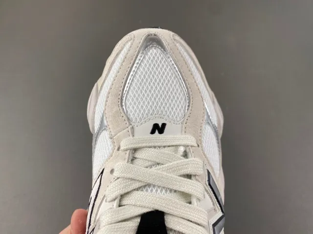New Balance Beige Plata Silueta Metálica N Logo Zapatillas Chunky 5