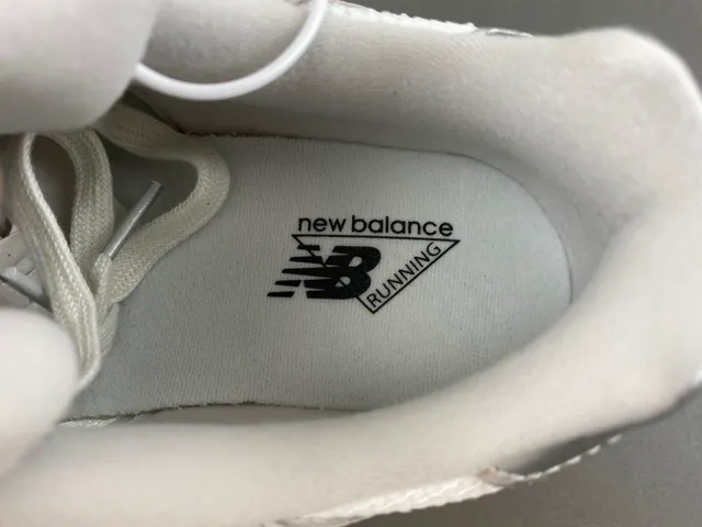 New Balance Beige Plata Silueta Metálica N Logo Zapatillas Chunky 7