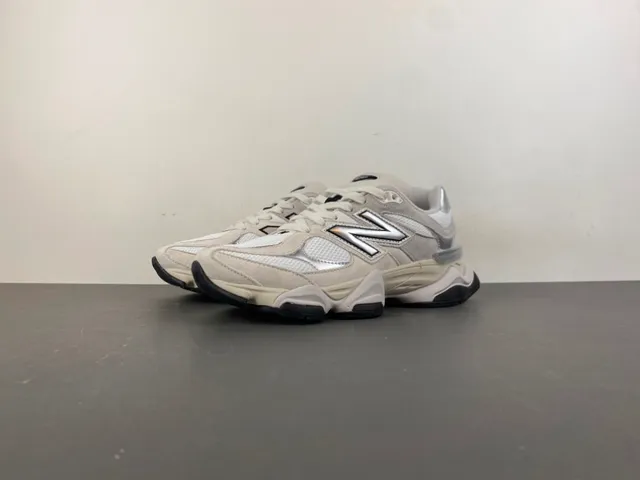 New Balance Beige Plata Silueta Metálica N Logo Zapatillas Chunky 10