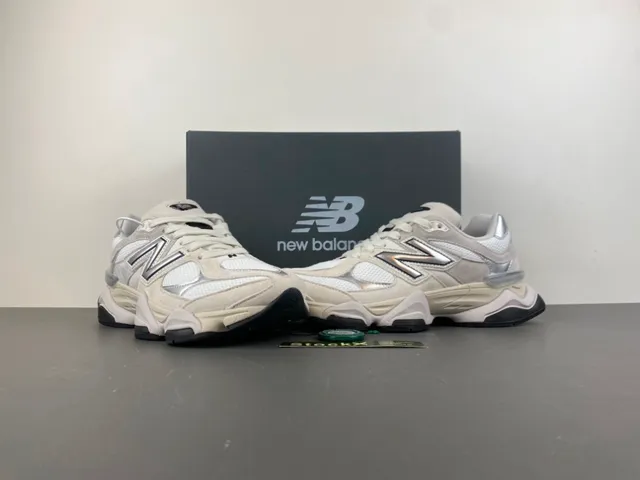 New Balance Beige Plata Silueta Metálica N Logo Zapatillas Chunky 13