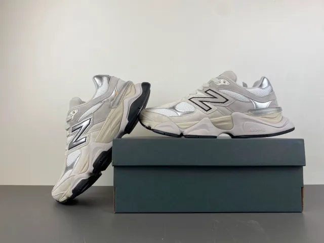 New Balance Beige Plata Silueta Metálica N Logo Zapatillas Chunky 14