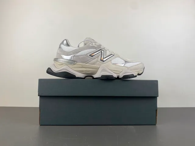 New Balance Beige Plata Silueta Metálica N Logo Zapatillas Chunky 15