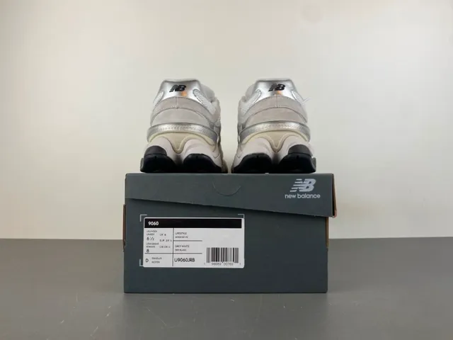New Balance Beige Plata Silueta Metálica N Logo Zapatillas Chunky 17